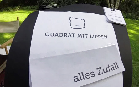 Zufall Schild mit Sendungstitel