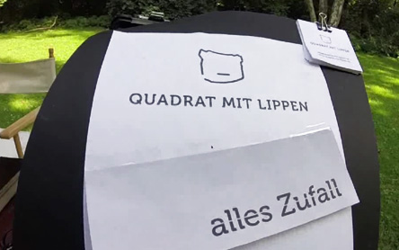 Zufall Schild mit Sendungstitel